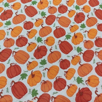 tecido com padrão de abóboras laranja e folhas verdes sobre fundo branco