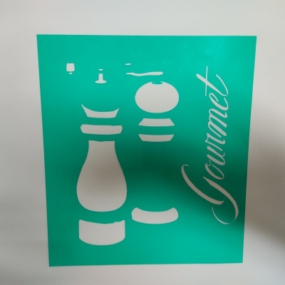 Stencil verde com recortes de saleiro, pimenteiro e texto 'Gourmet'