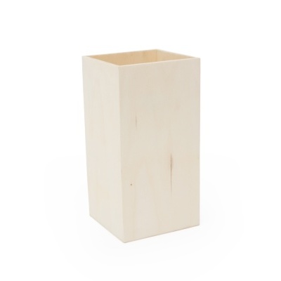 Caixa quadrangular de madeira clara com textura lisa