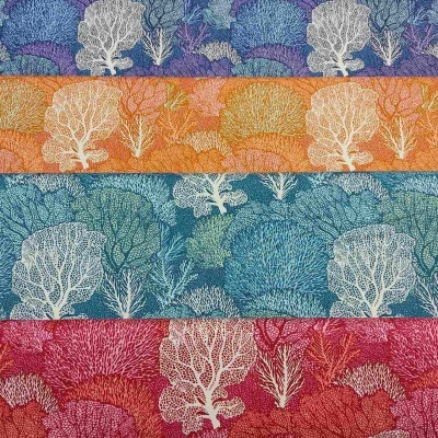 Tecidos com padrão de corais em faixas coloridas azul, laranja, turquesa e vermelho