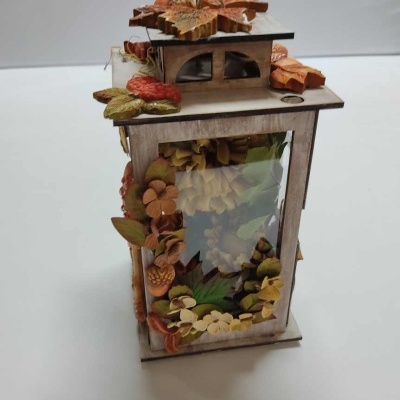 lanterna decorativa em madeira com flores secas e folhas, fundo branco