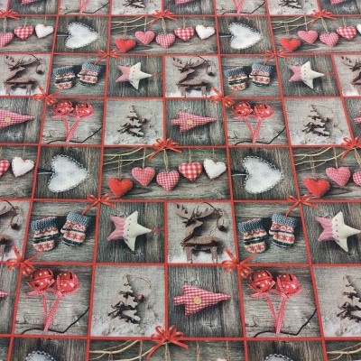 tecido natalício com padrão de quadrados e motivos em vermelho, branco, rosa e cinza