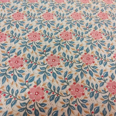 tecido com padrão floral rosa, azul e castanho sobre fundo branco
