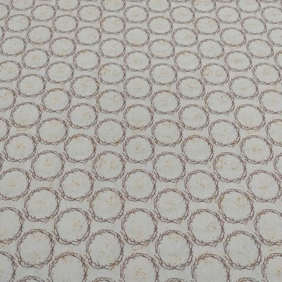 Tecido branco com padrão circular castanho e bege entrelaçado