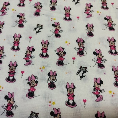 Tecido branco com padrão de Minnie Mouse e gatos em rosa, vermelho, preto e branco