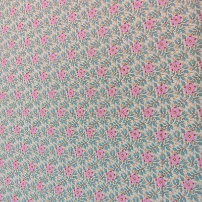 Tecido padrão floral com flores cor-de-rosa e folhas verdes numa base bege