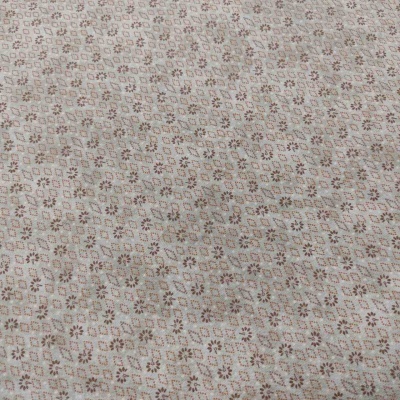Tecido bege com padrão de pequenas flores castanho e vermelho