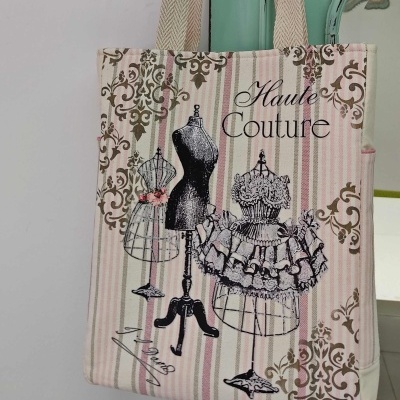 Saco de tecido rosa com ilustrações de manequins e texto Haute Couture