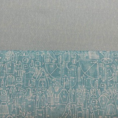 Dois tecidos: cinza com pontos pequenos e azul com desenho branco de moldes de roupas.