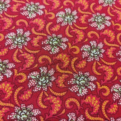 Tecido vermelho com padrão floral branco, amarelo e verde