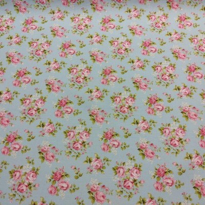 Tecido azul claro com padrão floral em rosa e verde