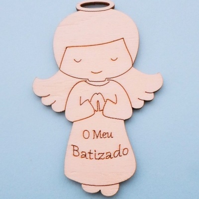 Enfeite de madeira em forma de anjo com inscrição O Meu Batizado