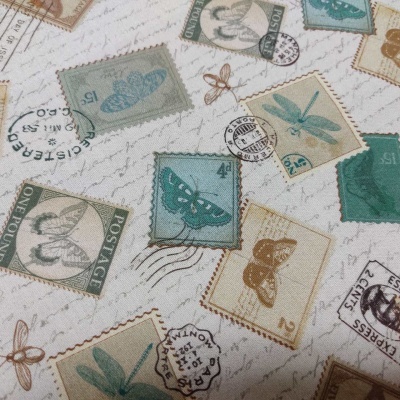 Tecido com padrão de selos postais e desenhos de insetos em cores neutras.