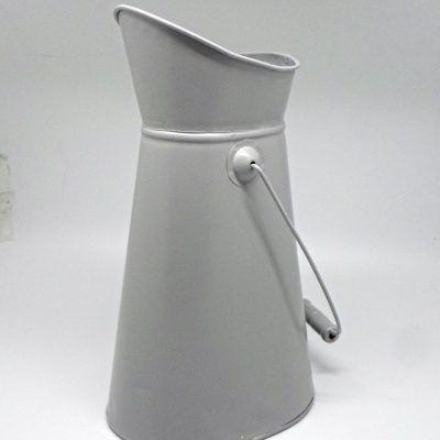 Jarro cinzento em metal com bico e alça