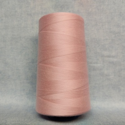 Cone de linha cor-de-rosa sobre superfície cinzenta