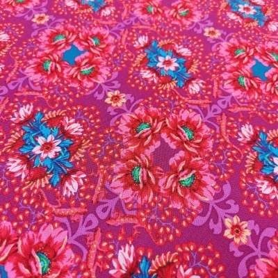 Tecido floral colorido com fundo roxo