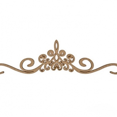 Ornamento decorativo de madeira com padrão simétrico e elementos curvos e florais