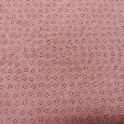 Tecido rosa com padrão repetido de pequenos quadrados em linha fina rosa escuro