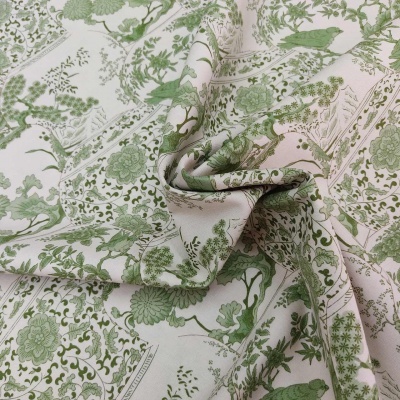 Tecido estampado verde e branco com padrão floral e natural