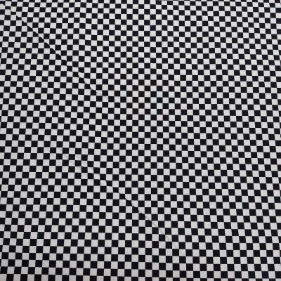 tecido preto e branco com padrão xadrez em pequenas quadrículas