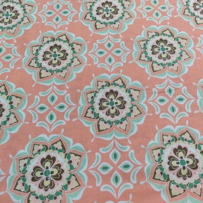 Tecido com padrão floral repetitivo em verde, castanho e branco sobre fundo rosa