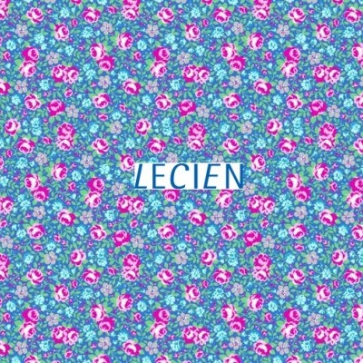 Tecido floral com fundo azul e padrão colorido com palavra LECIEN