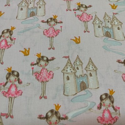 Tecido infantil com padrão de meninas, castelos e pássaros em cores suaves.