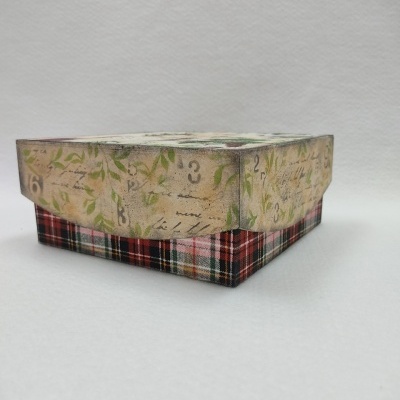 Caixa hexagonal decorativa em cartão com tampa bege escrita manuscrita e base xadrez colorida