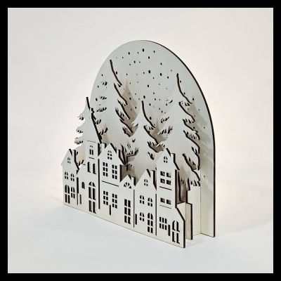 Escultura decorativa branca em madeira com casas e árvores recortadas