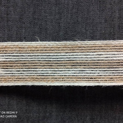 Corda branca de fibras naturais sobre tecido preto