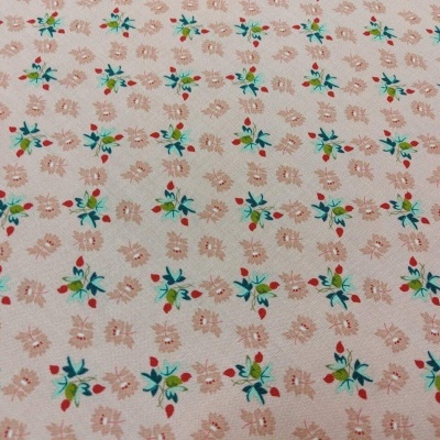 Tecido bege com padrão floral repetido colorido