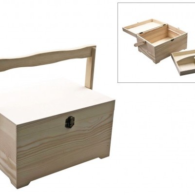 Caixa de madeira clara com pega e fecho metálico