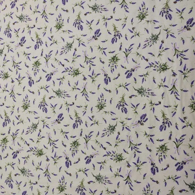 Tecido branco com padrão de flores lilases e folhas verdes