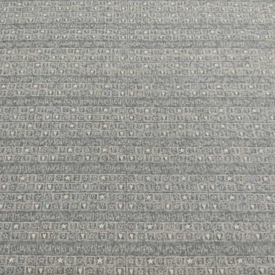 Superfície cinzenta com placas retangulares e símbolos em relevo repetitivos