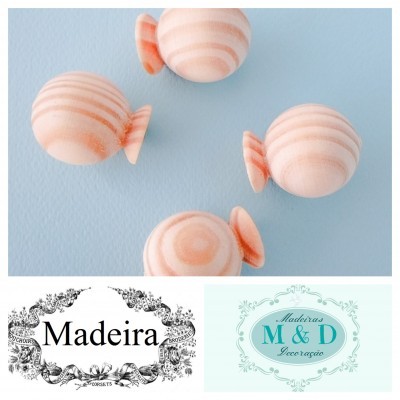 Roldanas de madeira claras com padrão natural sobre superfície azul clara e logótipos decorativos