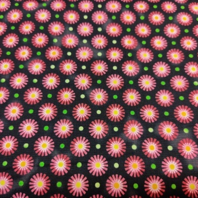 Tecido preto com padrão de flores rosas e verdes