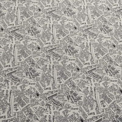 tecido estampado com padrão de texto em várias direções e tamanhos em preto e branco