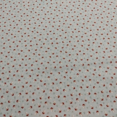 Tecido com padrão de pequenas folhas vermelhas, castanhas e cinzentas sobre fundo branco