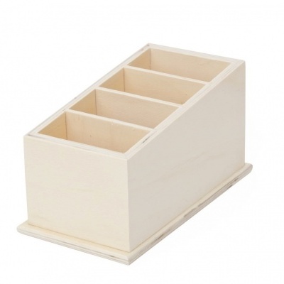 organizador de madeira clara com quatro compartimentos sobre fundo branco