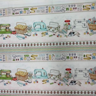 tecido com padrão de máquinas de costura coloridas e objetos de costura