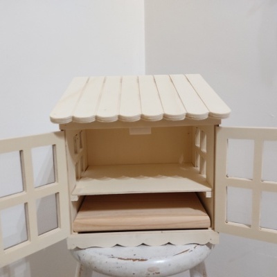 Móvel de madeira branco com portas abertas e prateleiras