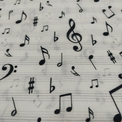 Tecido branco com notas musicais pretas e símbolos musicais