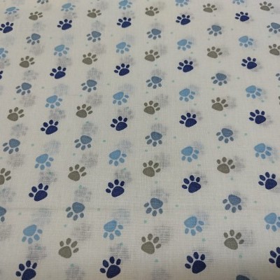 Tecido branco com pegadas de patas azuis e cinza