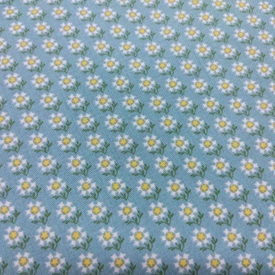 Tecido azul claro com padrão de pequenas margaridas brancas e amarelas