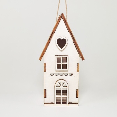 Casa decorativa branca de madeira com janela de coração no telhado