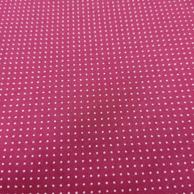 Tecido rosa com pequenos pontos brancos
