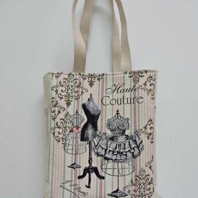 Saco de tecido com ilustrações de manequins e texto 'Haute Couture'