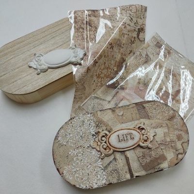 Caixas ovais decorativas com padrões vintage e embalagem em plástico transparente