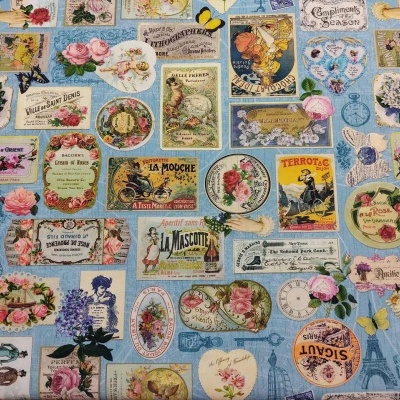 Tecido estampado vintage com etiquetas antigas, flores e relógios em fundo azul claro