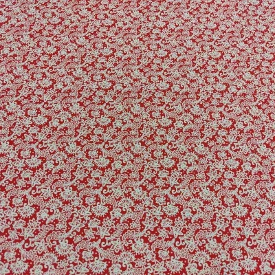 tecido vermelho com padrão floral branco repetitivo e textura tecida